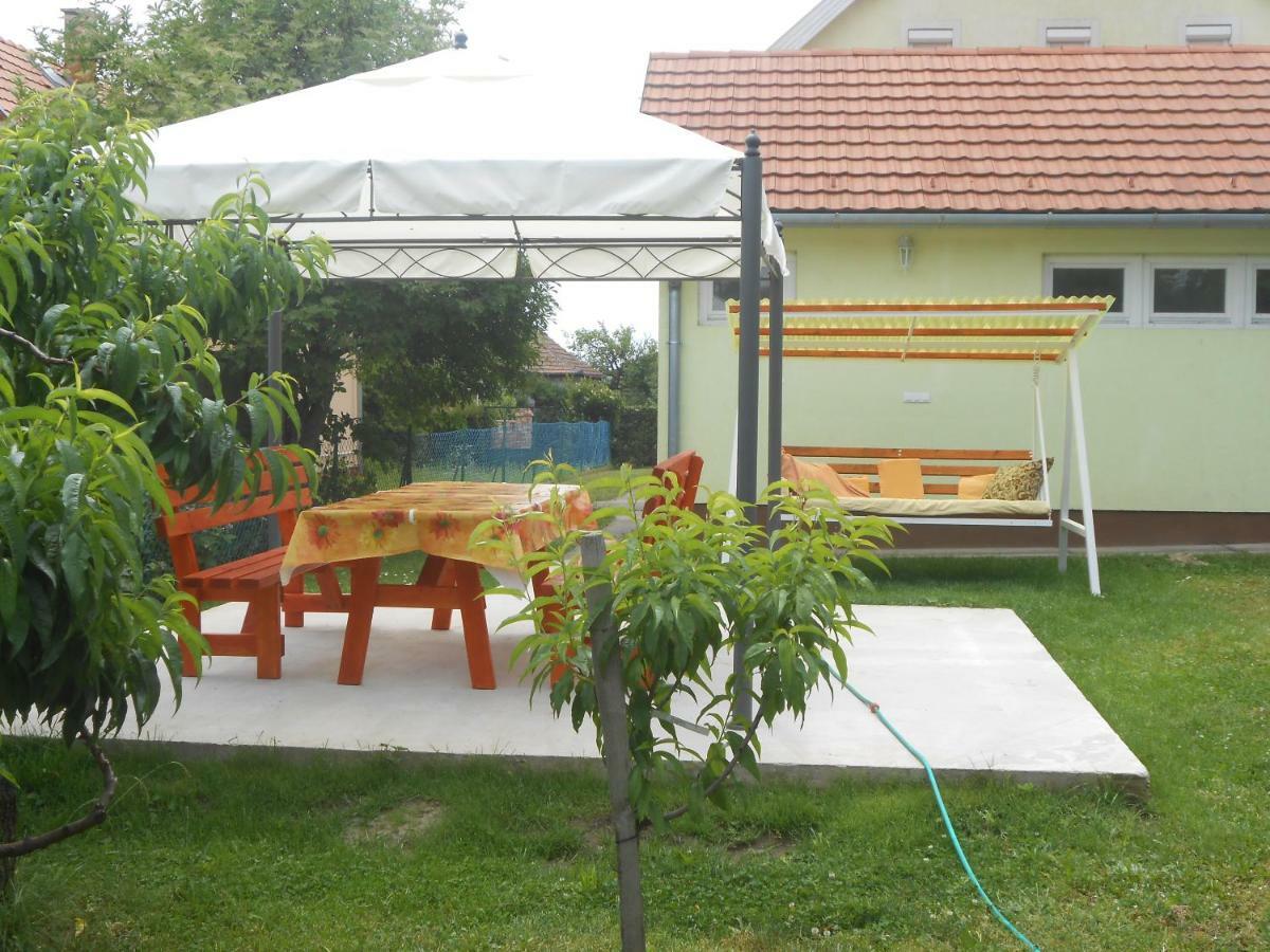 Nóra Apartman Balatonfuzfo Exterior foto