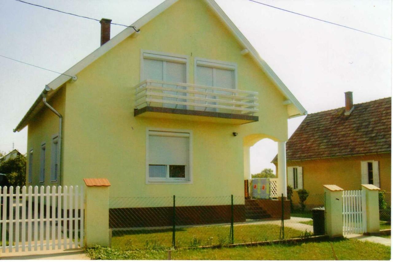 Nóra Apartman Balatonfuzfo Exterior foto